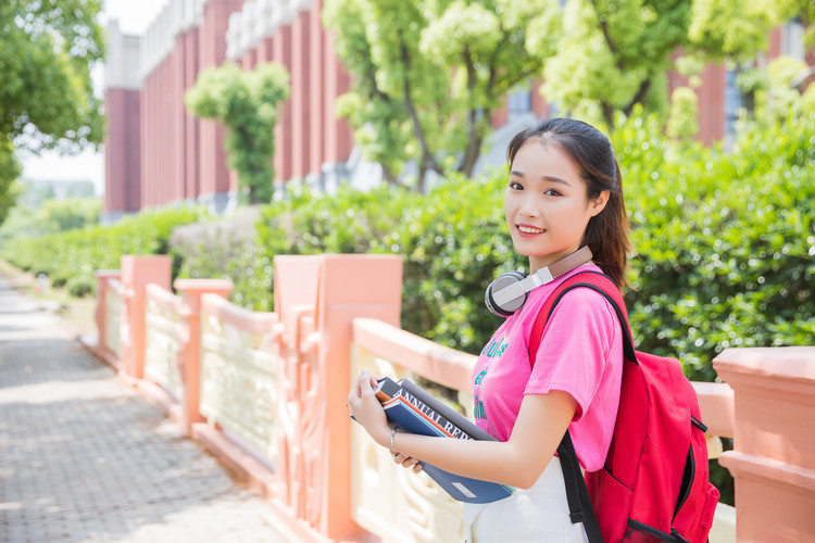 成都市铁路卫生学校五年制大专2022年学费、收费多少